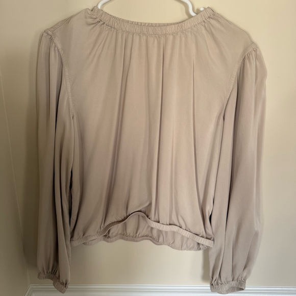 Champagne Bella Dahl NWOT $141 Shirred Satin Elastic Bubble Long Sleeve Top Sz M - Picture 2 of 6